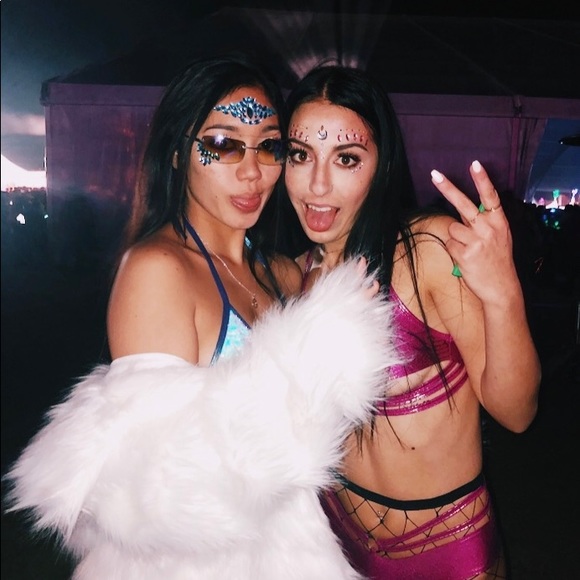 hi, i am reyna! 🍓⭐️🦋 - Picture 1 of 2